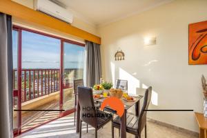 #256 Sea & Sun View by Home Holidays