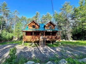 80PVR Log Home 20min to Bretton Woods AC Hot Tub wifi cable fireplace fire pit