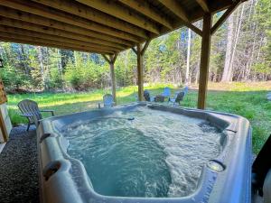 80PVR Log Home 20min to Bretton Woods AC Hot Tub wifi cable fireplace fire pit