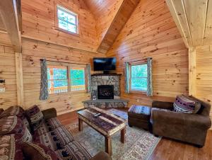 80PVR Log Home 20min to Bretton Woods AC Hot Tub wifi cable fireplace fire pit
