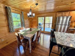 80PVR Log Home 20min to Bretton Woods AC Hot Tub wifi cable fireplace fire pit