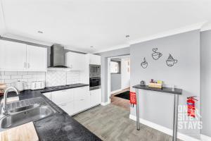 OnSiteStays - 3 bedroom, 2 x space driveway and Wifi