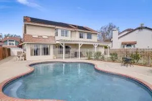 Less Than 1 Mi to Antelope Valley Mall Spacious Retreat! - Lake Hughes