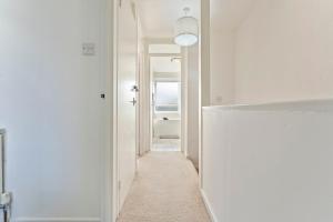 Spacious 4BDR Home - Gloucester - Fast WiFi - Parking - Guests 6