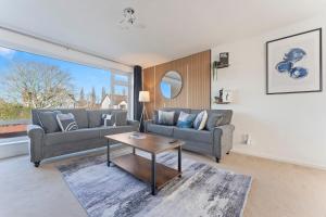 Spacious 4BDR Home - Gloucester - Fast WiFi - Parking - Guests 6
