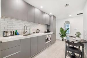 Designer Studio Downtown Miami with Rooftop Pool and Gym