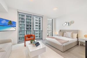 Designer Studio Downtown Miami with Rooftop Pool and Gym