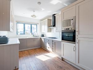 Hawkwell Retreat 5 Bedroom home Hockley - Pass the Keys