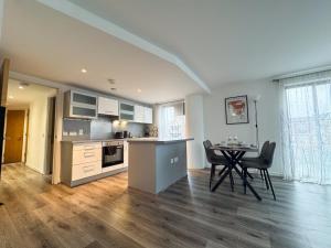 Modern 2BDR Apartment By Torr Property Group Vacation Rental With Free Gated Secure Parking Birmingham