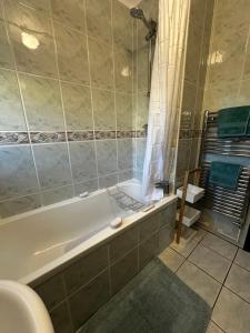 Maesllan - A Spacious Holiday Home in Porthcawl - 5 bedrooms, sleeps up to 10 people