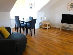 No 11 - Contemporary 2 Bedroom Apartment in Lanark Town Centre