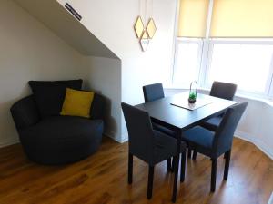 No 11 - Contemporary 2 Bedroom Apartment in Lanark Town Centre
