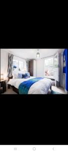 Sunny room with private bath & terrace in Clapham Junction, minutes from Victoria, Waterloo, Chelsea