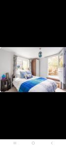 Sunny room with private bath & terrace in Clapham Junction, minutes from Victoria, Waterloo, Chelsea