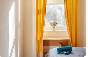 3 Bed Central Apartment - Pet Friendly & Parking