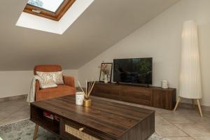 Kejani attic apt Scenic Views, Lux bath, Fast Wi-fi