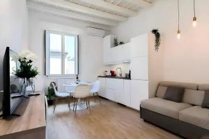 Sottocorno White, historic center, Milan