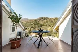 Kejani attic apt Scenic Views, Lux bath, Fast Wi-fi - Segno