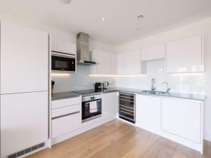 Stylish 2BR Near Shoreditch Liverpool St w Patio - Pass the Keys