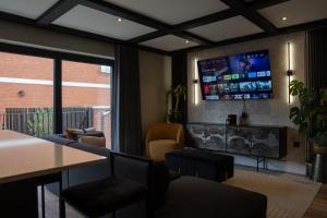 Stylish 3BDR House By Torr Property Group Short Lets & Serviced Accommodation With Private Garden & Free Parking Worcester