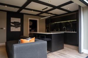 Stylish 3BDR House By Torr Property Group Short Lets & Serviced Accommodation With Private Garden & Free Parking Worcester