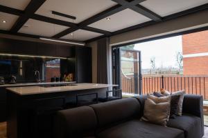 Stylish 3BDR House By Torr Property Group Short Lets & Serviced Accommodation With Private Garden & Free Parking Worcester