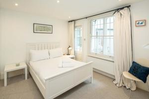 Chic 2BD London Flat Opp. Earl’s Court Station