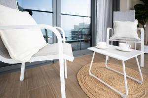 Seafront-side apartment with beach access, pool, gym, high floor