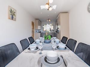 Hawkwell Hideaway Large 4 bedroom Home Hockley - Pass the Keys