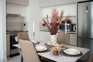 Seafront-side apartment with beach access, pool, gym, high floor