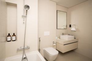 Seafront-side apartment with beach access, pool, gym, high floor