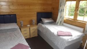 Spacious 3 bedroom cabin at Avonvale Holiday Lodge