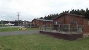 Spacious 3 bedroom cabin at Avonvale Holiday Lodge