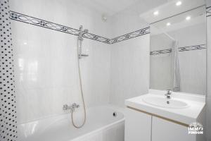 Magrittes Seadreams A0101