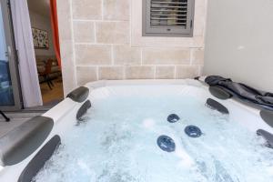 Super Nova Lux Apartment with Jacuzzi
