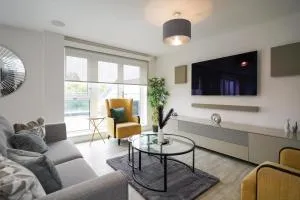 Serenity by the Water: 3 bed 3 bath West London - Parking - Isleworth