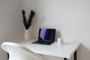 Serenity by the Water: 3 bed 3 bath West London - Parking