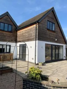 Brook Hollows - 特伦特河畔伯顿