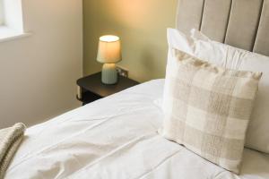 Yasmins Townhouse - Sleeps upto 10, great for groups with FREE Parking - Hosted by Stay Host Save