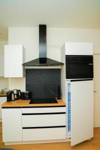 Lovely 1BR & 1LR Apt for 4P, Only 15 Min Walk to City Center