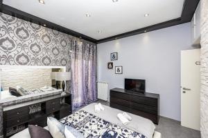 Fly and Swim, Glamour House