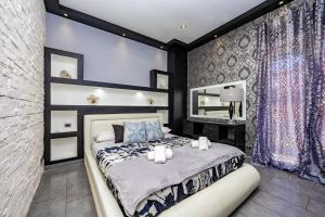 Fly and Swim, Glamour House