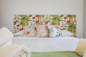 Fly and Swim, Glamour House