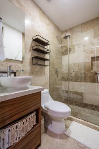 Stunning New Studio with Rooftop Pool