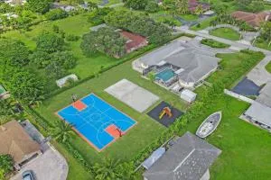 Luxurious Estate 8BR w Heated POOL & GAMEROOM - 24 Guests - 戴维