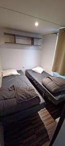 Campings Mobilhomes Cozy 2 ou 3 chambres en bordure d-etang Camping 3 etoiles : photos des chambres