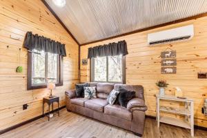 Bluebird Treehouse Near Kiamichi Mtns with Hot Tub