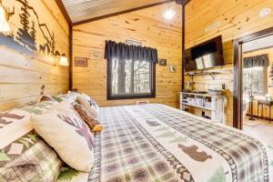 Bluebird Treehouse Near Kiamichi Mtns with Hot Tub