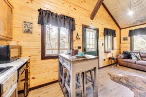 Bluebird Treehouse Near Kiamichi Mtns with Hot Tub