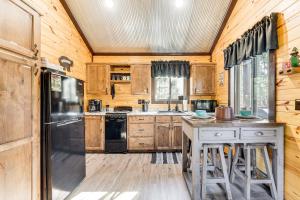 Bluebird Treehouse Near Kiamichi Mtns with Hot Tub